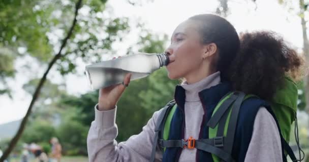 Wędrówki Wolność Kobieta Pijące Wodę Lesie Celu Nawodnienia Podczas Zwiedzania — Wideo stockowe