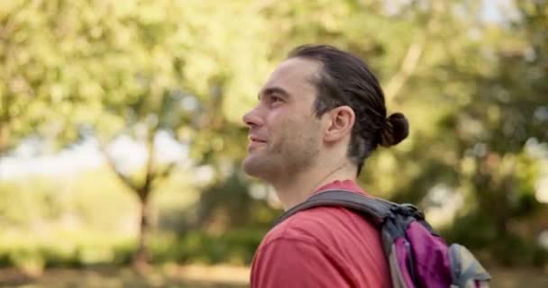 ウォーキング 水とバックパックのボトルで新鮮な空気のために公園でハイキング アドベンチャー 若い男性は積極的な考えを持つ屋外緑の環境でトレッキング — ストック動画