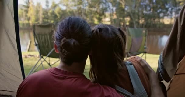 Zurück Zelten Und Lächeln Mit Einem Paar Einem Zelt Für — Stockvideo