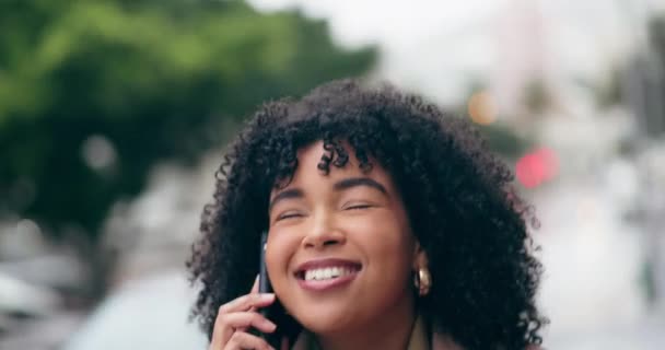 Panggilan Telepon Wow Dan Gosip Dengan Seorang Wanita Kota Mendengar — Stok Video