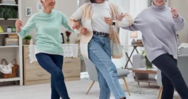 Dans, enerji, sağIık ve mutluluk, stres ve sağlık dolu emeklilik dolu yaşlı kadınlar ve kızlar. Kadın, ev ve mutlu grup bir oturma odasında hareket, gülümseme ve özgürlük ile.