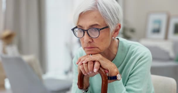 Triste Pensamiento Bastón Con Anciana Sofá Para Relajarse Depresión Jubilación — Vídeos de Stock