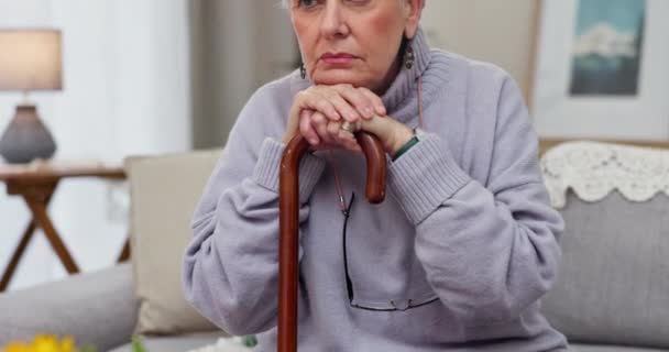 思考和一个年长的女人躺在沙发上 有着抑郁 精神健康问题和压力 在养老院里的记忆 焦虑和孤独的残疾人和退休老人 — 图库视频影像