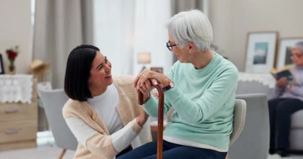 Betreutes Wohnen Gehstock Und Eine Seniorin Gespräch Mit Einer Pflegerin — Stockvideo