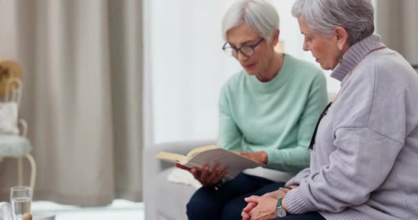 读书俱乐部和老年女性朋友一起坐在客厅的沙发上 谈话或业余爱好以及与家里小说有关的老年妇女讲故事 — 图库视频影像