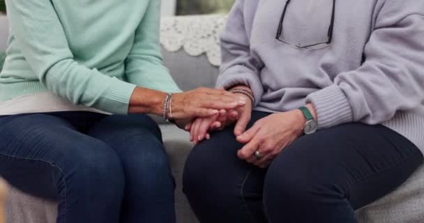 Seniorin Freunde Und Händchen Haltend Pflege Unterstützung Oder Vertrauen Zusammen — Stockvideo