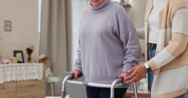 Ayuda Hija Una Mujer Con Una Discapacidad Andador Para Rehabilitación — Vídeos de Stock