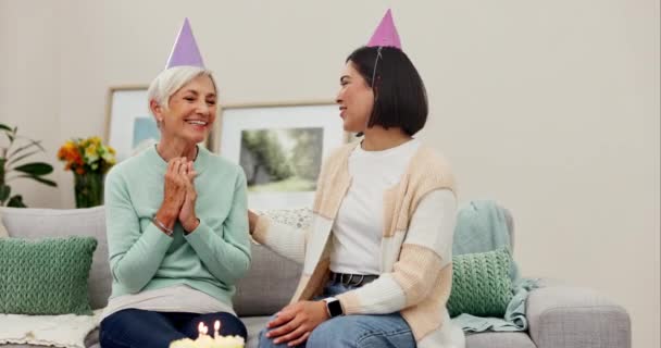 Starsza Mama Kobieta Złożyć Życzenia Urodzinowe Uśmiechem Wdzięczność Ciasto Partii — Wideo stockowe