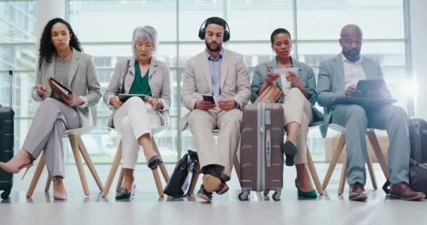 空港待合室 ビジネスマン スケジュールの予約 飛行機のフライト ロビーでの旅行に出発する女性 飛行機 荷物のスーツケース プロの人が交通機関の出発のために立ち上がる — ストック動画
