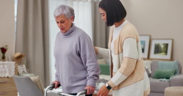 Frau Ehrenamtliche Und Gehhilfe Der Altenpflege Physiotherapie Oder Erholung Ruhestand — Stockvideo