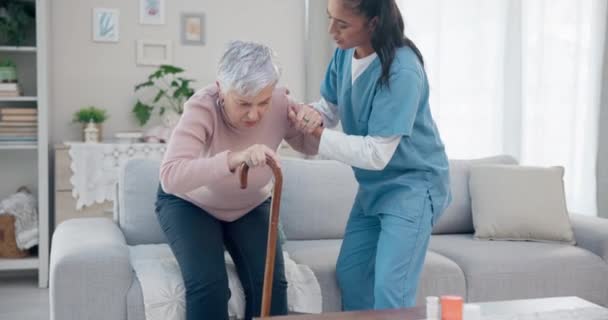介護者 障害のある人 サポート シニアケア 運動リハビリテーションのためのウォーキングスティックを持つ年配の女性 看護ホームボランティア 看護師が理学療法で患者を助ける — ストック動画