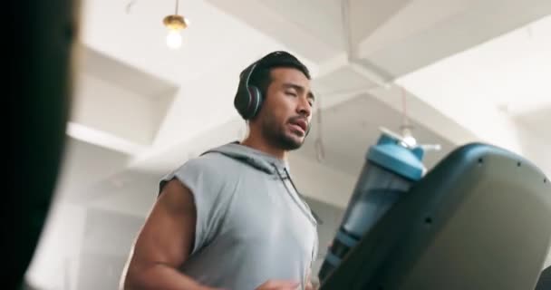 Fitness Horloge Man Een Loopband Met Hoofdtelefoon Tijdens Fitnesstraining Voor — Stockvideo