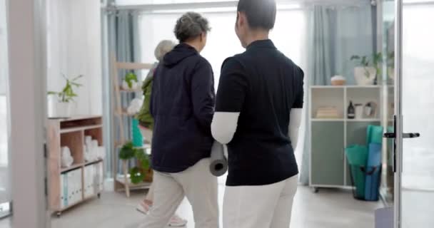 Kezdő Fitness Idősebb Nők Jógán Edzésre Zen Órára Vagy Nyugdíjas — Stock videók