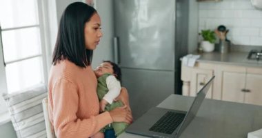 Laptop, uzaktan kumanda ve evde bebeği olan bir kadın, aile ya da iş hayatını dengelemek için çoklu görev ve internet araştırması. Bağımsız, online ve sosyal medya annesi ve uyuyan bebek blogu.