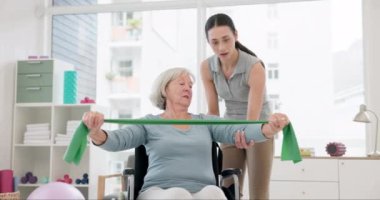 Engelli, fizyoterapist ve esneme bandı olan bir hasta rehabilitasyonu, sağlık hizmetlerini ya da kayropraktik servisleri kontrol etmek için. Fizyoterapi, tıbbi destek ya da tekerlekli sandalyedeki yaşlı kadına yardım.