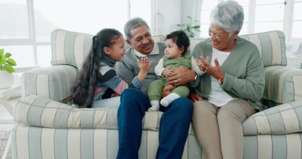 Büyükanne Büyükbaba Çocuklar Sevgi Ilgi Mutlulukla Dolu Bir Aile Evinde — Stok video