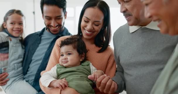 Οικογένεια Μωρό Και Ευτυχισμένοι Άνθρωποι Στο Σπίτι Αγάπη Φροντίδα Και — Αρχείο Βίντεο