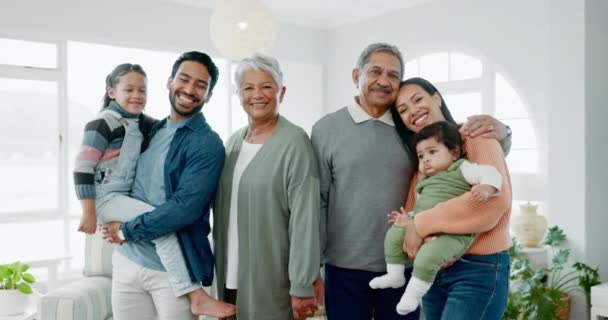 Familia Feliz Hijos Abuelos Retratan Casa Con Amor Cuidado Felicidad — Vídeo de stock