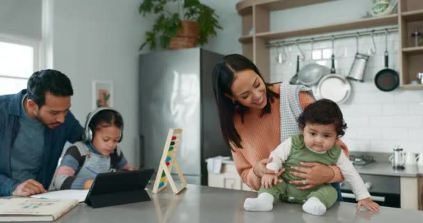 Home School Ajuda Pais Com Criança Bebê Cozinha Tablet Fones — Vídeo de Stock