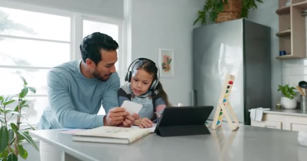 Segítek Házi Feladatban Apa Gyermek Tabletekkel Fejhallgatóval Kártyatanulással Oktatással Olvasással — Stock videók