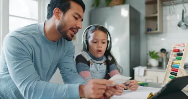 Aide Domicile Papa Enfant Avec Tablette Écouteurs Soutien Dans Apprentissage — Video