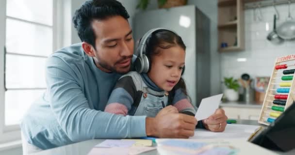 家教帮助 父亲和孩子带着读卡机 耳机和平板电脑 学习应用程序和家庭教育 在线课上 在厨房教女孩如何学习 学习和做爸爸 — 图库视频影像