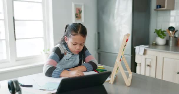 Escola Casa Fadiga Criança Com Tablet Sono Cansado Enquanto Aprende — Vídeo de Stock