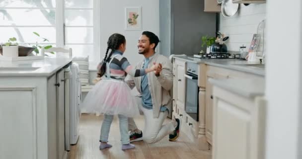 Ballet Abrazo Padre Con Hija Cocina Para Apoyo Amor Creatividad — Vídeos de Stock