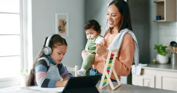 Escuela Casa Cinco Con Mamá Niño Cocina Con Tableta Auriculares — Vídeos de Stock