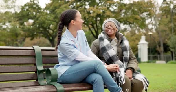Verpleegster Gelukkig Pratend Met Oude Vrouw Parkbank Voor Pensioen Ouderenzorg — Stockvideo