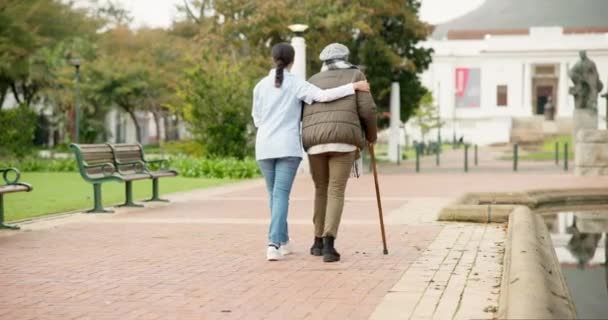 Enfermera Relájate Estaciona Con Anciana Bastón Para Retiro Cuidado Ancianos — Vídeos de Stock
