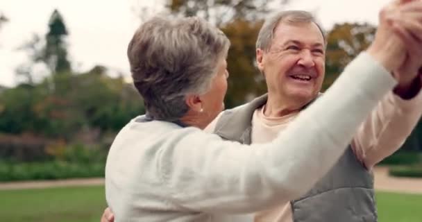 Amor Baile Feliz Con Pareja Ancianos Parque Para Matrimonio Apoyo — Vídeo de stock