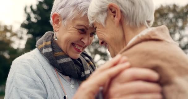 Anslutning Glada Och Äldre Kvinnor Omfamna Med Tillgivenhet Romantik Och — Stockvideo