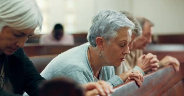 Czczenie Modlitwa Lub Starsza Kobieta Kościele Dla Boga Duch Święty — Wideo stockowe