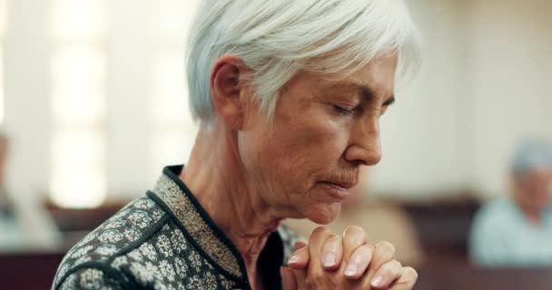 Sénior Oração Velha Mulher Igreja Para Deus Espírito Santo Religião — Vídeo de Stock