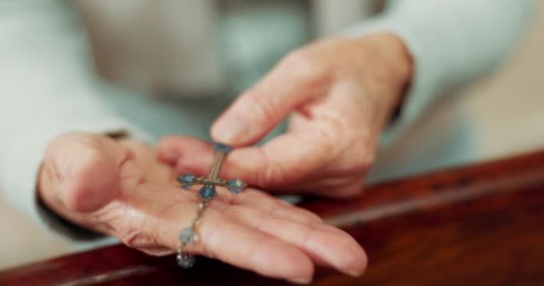 Ροζάριο Προσευχή Χέρια Της Γυναίκας Στην Εκκλησία Για Θεό Άγιο — Αρχείο Βίντεο