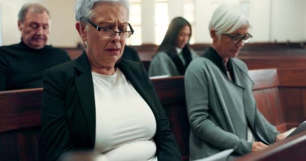 Üzgün Cenaze Kilisede Tanrı Için Ağlayan Yaşlı Kadın Katedralde Hristiyan — Stok video