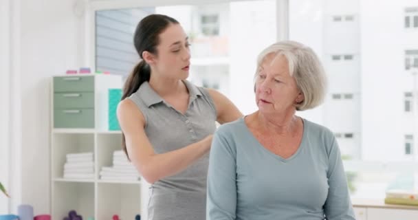Mulher Fisioterapia Ajudar Paciente Sênior Com Reabilitação Dor Corporal Artrite — Vídeo de Stock