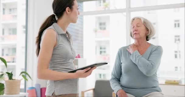 Physiotherapie Tablette Und Seniorin Für Schulterschmerzberatung Gesundheitsunterstützung Und Beratung Physikalische — Stockvideo
