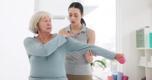 老年妇女 理疗和哑铃运动 伸展手臂和支持理疗考试 老年人 病人和护士在医疗咨询中的锻炼 肩痛和健康情况 — 图库视频影像