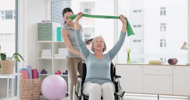 老年残疾妇女 理疗师和伸展带 用于肌肉康复 保健评估和脊医服务 轮椅上的理疗 治疗和支助病人 — 图库视频影像
