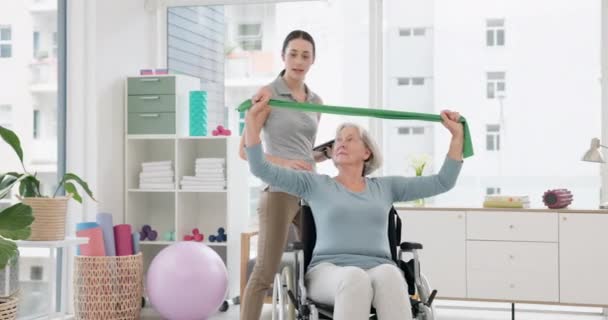 老年残疾妇女 理疗和伸展带 用于运动康复 保健评估或脊医服务 坐轮椅的病人的理疗 支持或帮助 — 图库视频影像