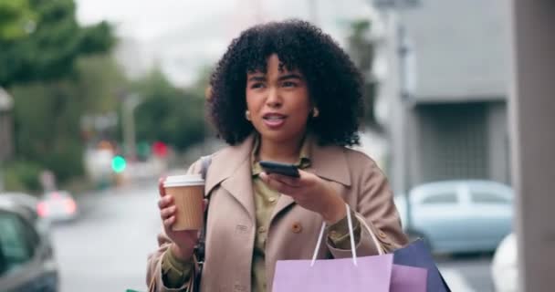 Ulice Nakupování Šťastná Žena Hlasovou Zprávou Nebo Telefonování Ránu Městském — Stock video