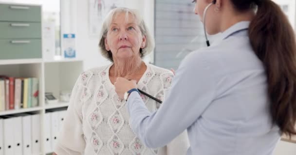 Mujer Médico Latido Cardíaco Paciente Anciana Cardiología Para Chequeo Cita — Vídeos de Stock