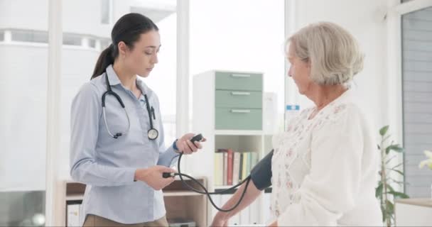 Γυναίκα Γιατρός Και Αρτηριακή Πίεση Του Ανώτερου Ασθενούς Για Ραντεβού — Αρχείο Βίντεο