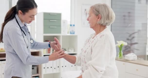 Vrouw Arts Senior Patiënt Overleg Voor Controle Afspraak Examen Het — Stockvideo
