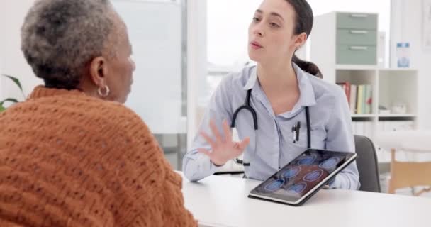 Vrouw Arts Tablet Met Patiënt Voor Hersenscan Consultatie Röntgenonderzoek Het — Stockvideo