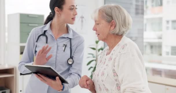 Kobieta Lekarz Tabletka Starszym Pacjentem Konsultacji Kontroli Lub Wizycie Szpitalu — Wideo stockowe