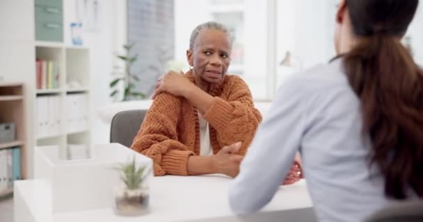 Vrouw Arts Senior Patiënt Met Schouderpijn Overleg Voor Diagnose Verlichting — Stockvideo