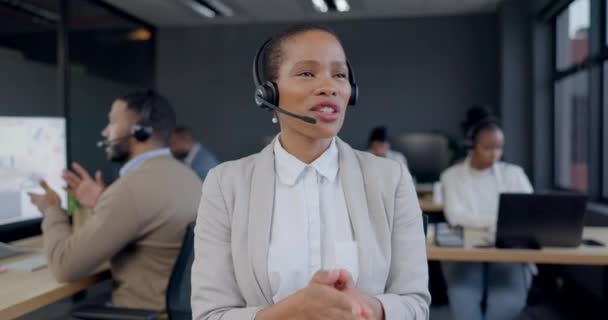 呼叫中心 电话和妇女 顾问或代理电话营销通信或客户支持 工作空间 电信机构和在耳机上通过虚拟帮助聊天的非洲人 — 图库视频影像
